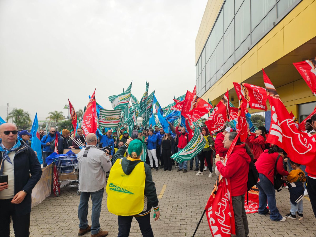 uiltucs's tweet photo. 🔴🟢🔵 #Ikea Giornata di #sciopero nazionale per gli oltre 7.400 lavoratrici e lavoratori della multinazionale svedese dell’arredamento. In centinaia ai presidi nelle principali città italiane, manifestazioni davanti i punti vendita di #Carugate, #Anagnina e #Afragola. https://t.co/WFkrtRgouV