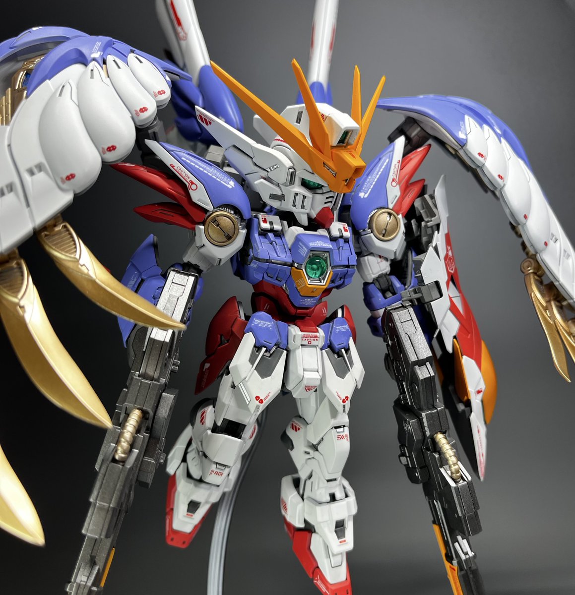 chuchu315738's tweet image. ウイングガンダムゼロカスタムゼロカラーVerKa（仮）できました💥

他のポーズも撮りたかったのですが、ごちゃごちゃしすぎて大変なので今回はワンポーズですw😅

＃MGSD 
＃ガンプラ 
＃ガンプラはどんな自由な発想で作ってもいいんだ 
＃ガンプラ好きと繋がりたい
