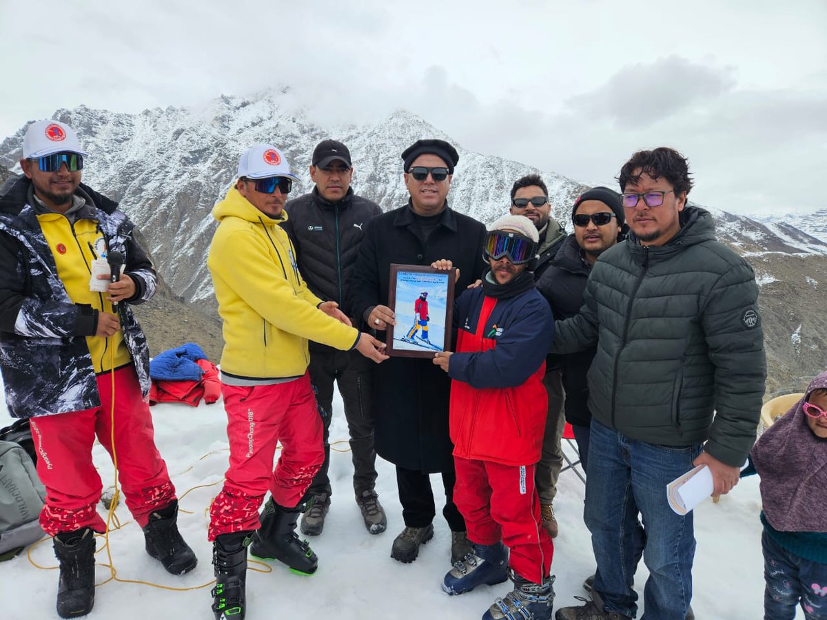 airnewskargil's tweet photo. Basic Snow Ski Coaching Camp Concludes Successfully in Goma Kargil
Organized by @LadakhSki the camp trained 20+ young skiers, promoting winter sports in the region
CG @NazirLadakhi announced ₹10,000 for LSSA &amp; praised journalist @anayat01k for encouraging youth participation https://t.co/1L1W0PeVdk