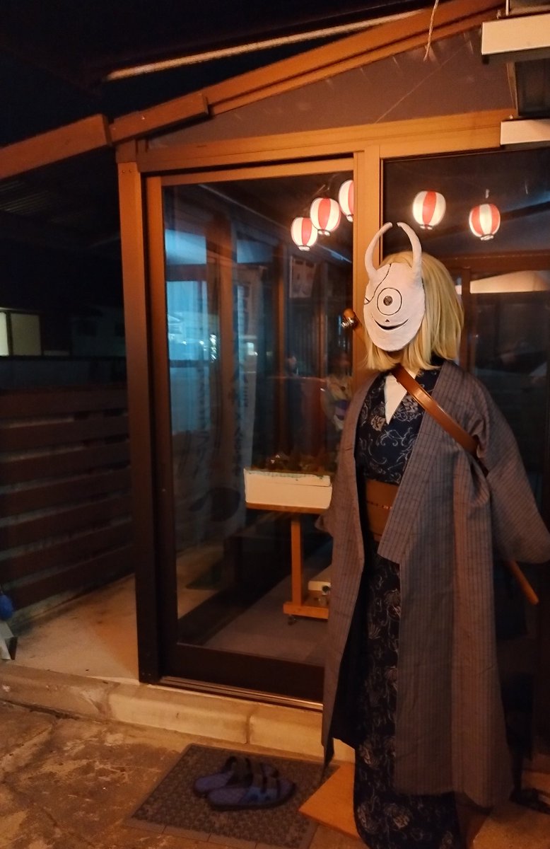Ryohei_96009709's tweet photo. 人吉鍛冶屋町通りで催された 
🏮#妖怪祭り🏮
職場には妖怪に扮したお客様も
老若男女問わず仮装し
想像以上に人いや妖怪が多く驚きました
和胡奏者の里地帰さん(@satochiki1207)奏でる音色は心の奥まで届く鳥肌の立つ演奏で歌声も素敵✨
来年も妖怪たちがこの地に集うことを祈ります…
  #夏目友人帳 https://t.co/o7lBX0g3kF