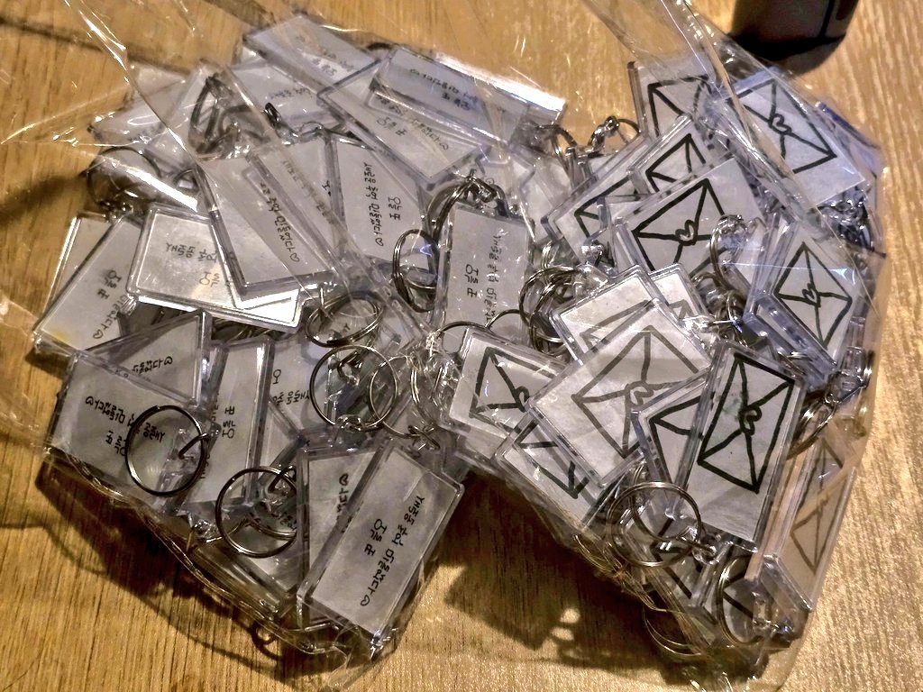 I think the perfume is somewhat preserved inside the keyrings. Be careful nalang pag open.

How to claim (must show proof):
💌 Like and RT
💌 Show this Tweet
💌 Random Draw

#TAEYEON_TheTENSE_in_MANILA #TAEYEON_TheTENSE

Repost para mas maayos.
Thank you <a href="/hyungyrimz/">나넨 👾🦭</a> sa pag help!