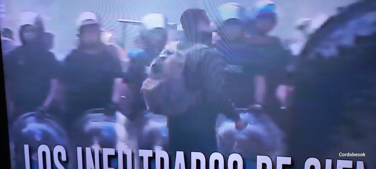 Me llamó la atención y me puse a buscar el vídeo... son muy parecidos  no ?
Casi que diría que son gemelos  no ?