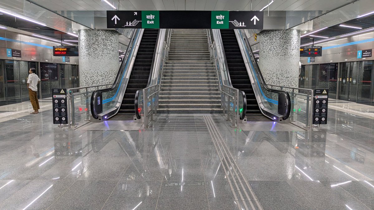 amit3d's tweet image. Used Aqua line mumbai metro today. World class, huge stations, clean and modern. Good use of aesthetics and color schemes. Train was clean and running at a good speed. 

Helpful staff and good mobile network For UPI payments.