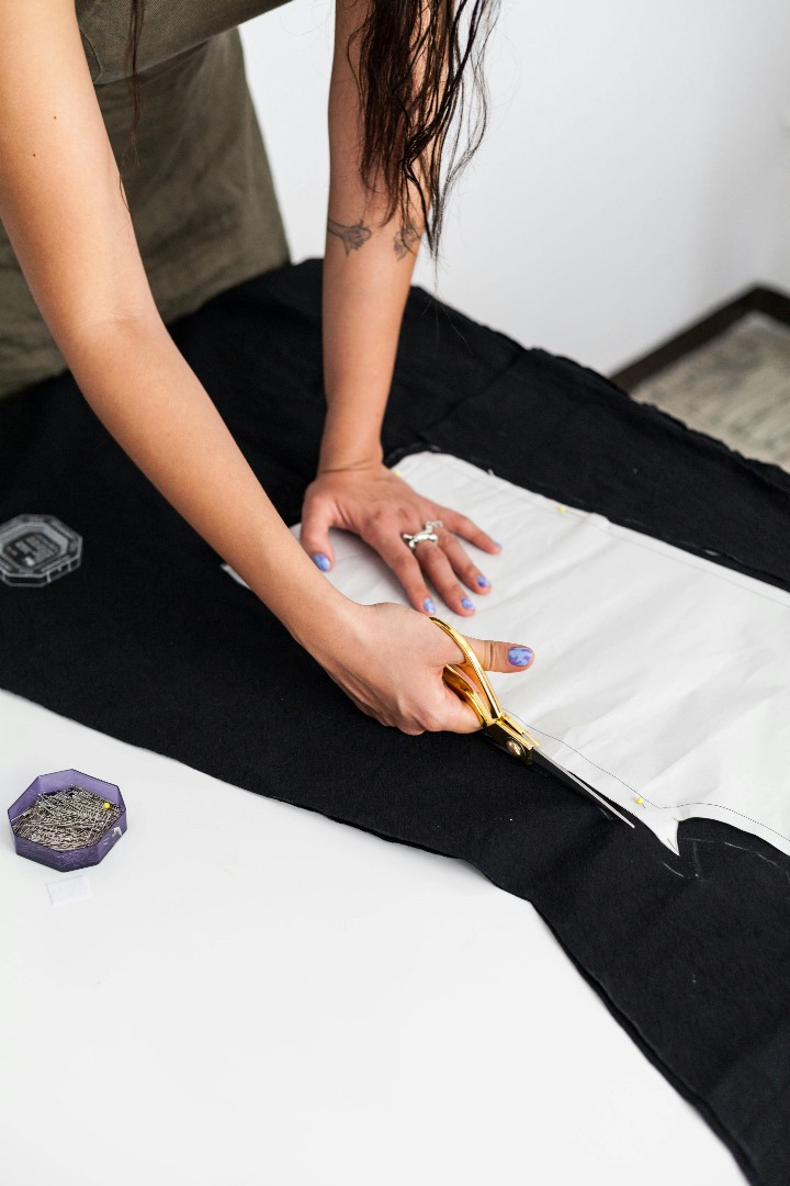 BFridaous's tweet photo. 2/ I shared my side business in fashion design with some acquaintances, and two of them expressed genuine interest in collaborating. One of them mentioned having a small travel-sized bag full of fabrics and asked if I could sew trousers for women. I agreed; sewing https://t.co/Zg51dX9gwI