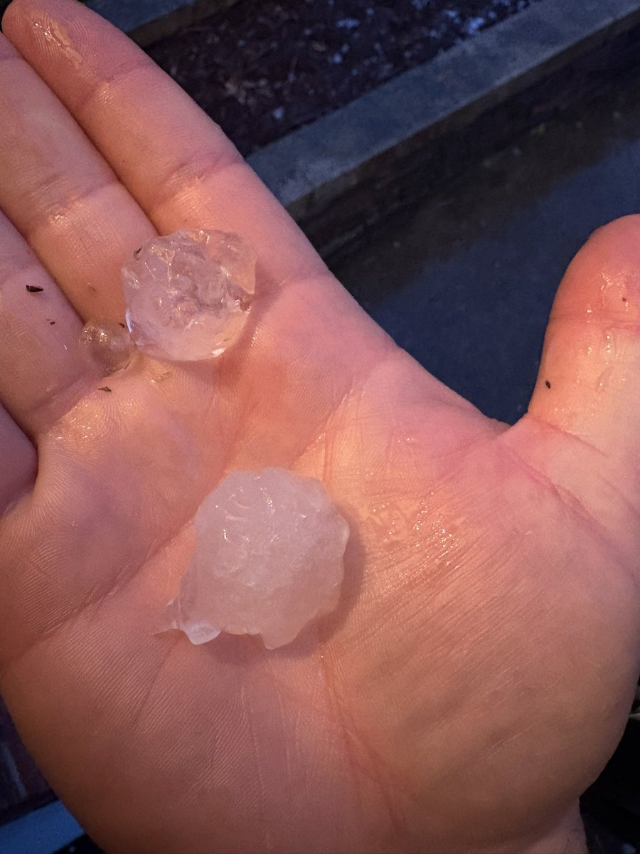 patricksmith822's tweet photo. Hail in Hikes Point @MarcWeinbergWX https://t.co/EdwZWBTpj0