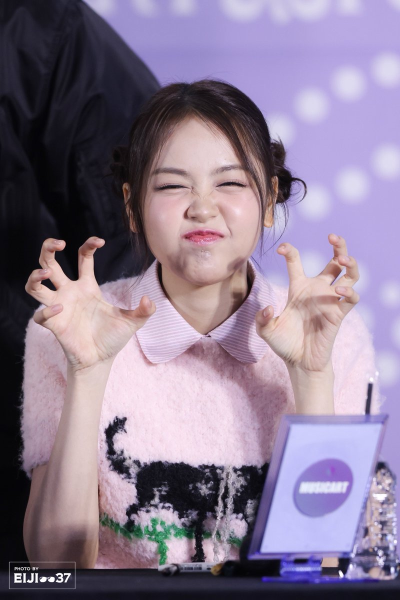 250315 하츠투하츠 팬 사인회 preview 📝✨
<a href="/Hearts2Hearts/">Hearts2Hearts</a> 
#카르멘 #Carmen #カルメン #NyomanAyuCarmenita 
#하츠투하츠 #Hearts2Hearts