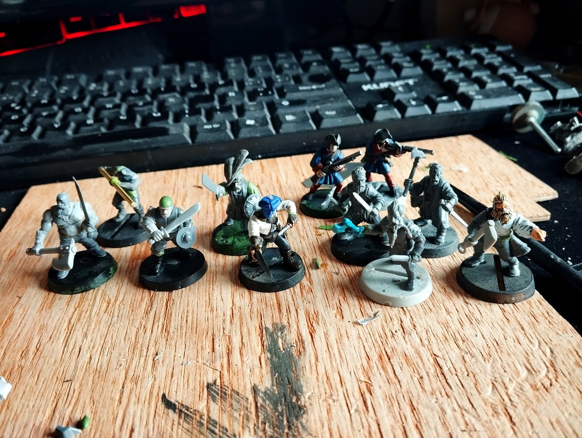 rc_wargaming's tweet photo. Tras una mañana de montaje, así va la banda de #Reikland para #Mordheim:
Capitán: ⁰/1
Campeones: ¹/2
Reclutas: ¹/2
Espadachines: ²/2
Tiradores: ²/2
Guerreros: ⁴/4

La escala #Frostgrave es muy agradecida al mezclarla con #Warhammer. https://t.co/Ws4cifIjW3
