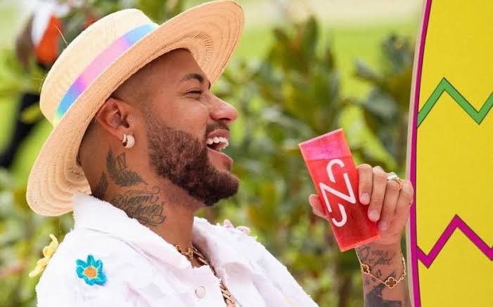 roberta_bastoss's tweet photo. Fama, dinheiro e a cultura da impunidade

Mais uma vez, Neymar está no centro de uma polêmica que expõe não só seu comportamento, mas um problema maior: a normalização da imaturidade e do abuso por homens ricos e famosos. 

Desde o início da carreira, ele se comporta como se estivesse acima das regras, seja no futebol ou na vida pessoal.

Seu histórico de abuso a mulheres, sua falta de comprometimento no casamento e seu desrespeito constante escancaram um padrão preocupante, que a sociedade insiste em minimizar. 

Até quando vamos romantizar esse tipo de comportamento?

#PoderSemLimite #CulturaDaImpunidade #RespeitoJá