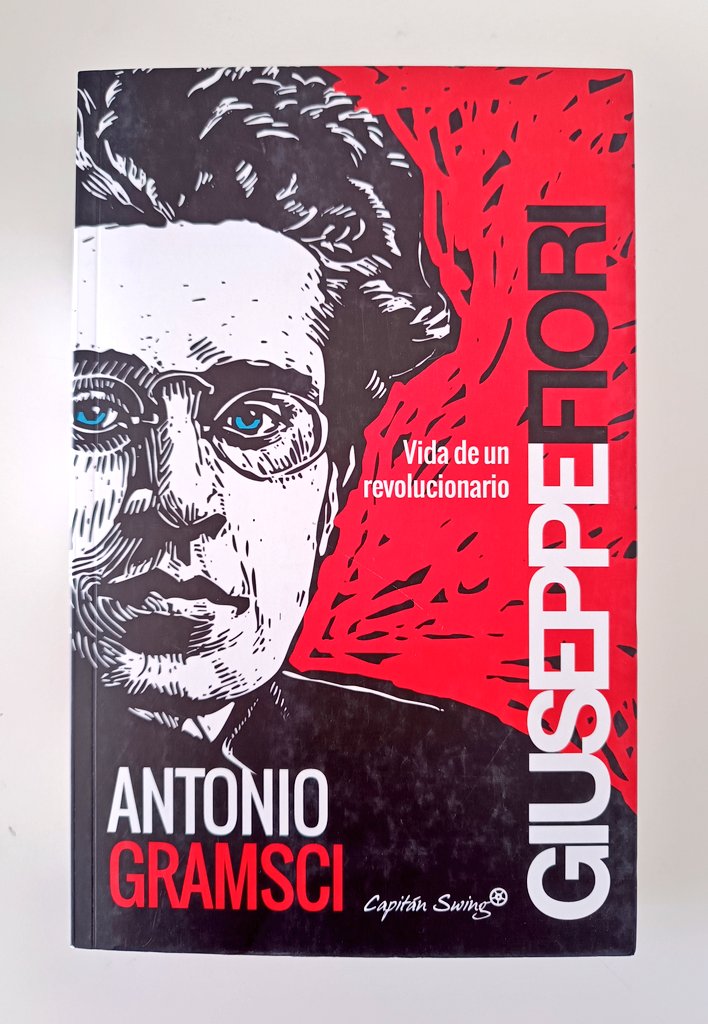Capitan_Swing's tweet photo. -¿Tú eres comunista?
-Sí.
-Entonces puedo ir a tu casa y llevarme la tele.
-Libros, mejor llévate libros, te hacen más falta. https://t.co/ITXLeCHotE