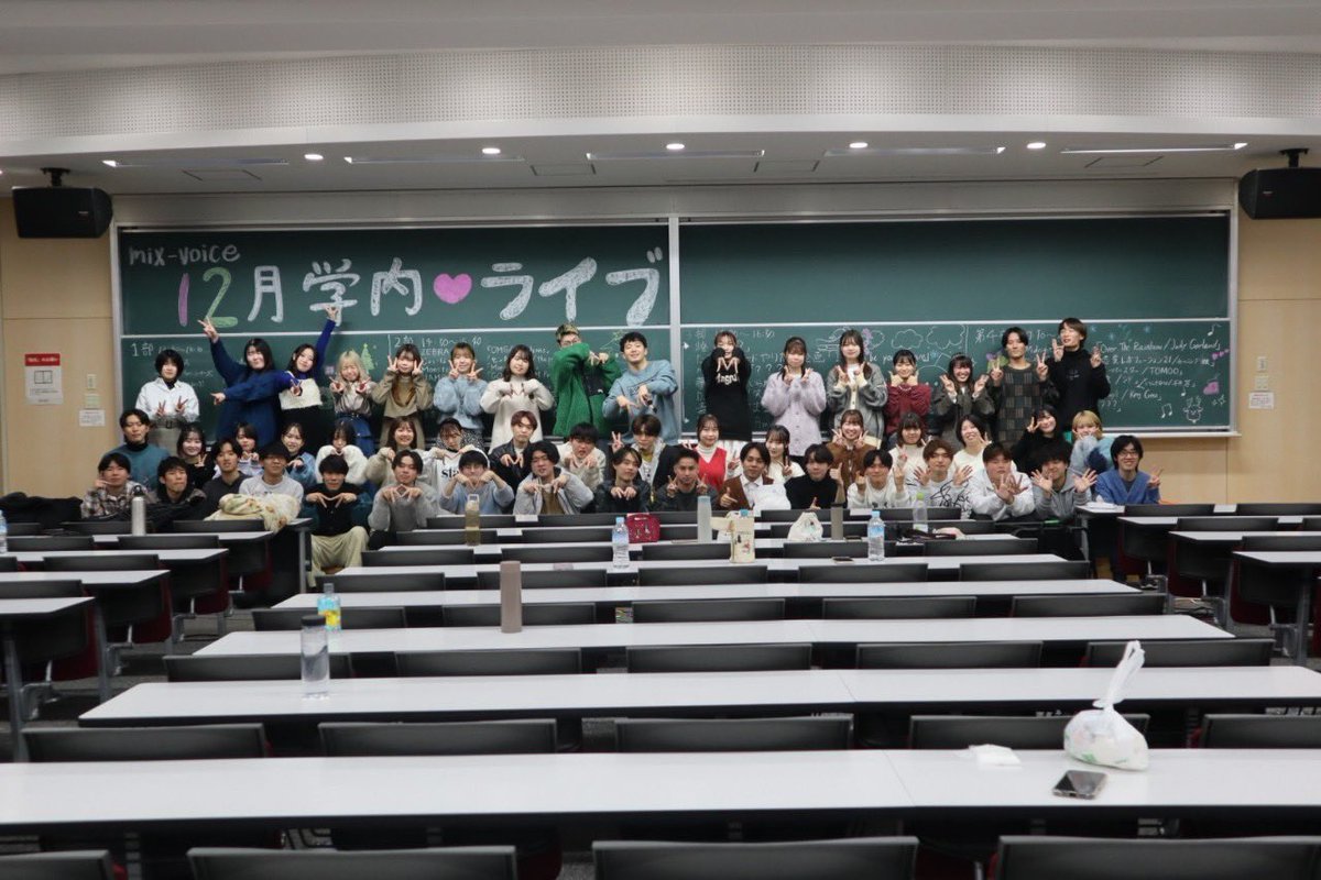 newmixvoice's tweet photo. 【サークル行事紹介⑤】

学内ライブ🎤💕

mix-voiceでは、定期的にサークル内で教室ライブを行っています🌟
様々なバンドが幅広いジャンルの曲を演奏し、サークル員みんなで盛り上がれるワクワクするイベントです！🎶

#春から龍谷 #春から龍大 #アカペラ https://t.co/yKd1NRKzZL