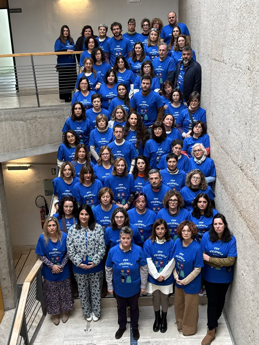Homenaje minuto de silencio en recuerdo de Belén, compañera de la intervención social asesinada en el ejercicio de su labor en un piso de cumplimiento de medidas judiciales a menores en Badajoz.