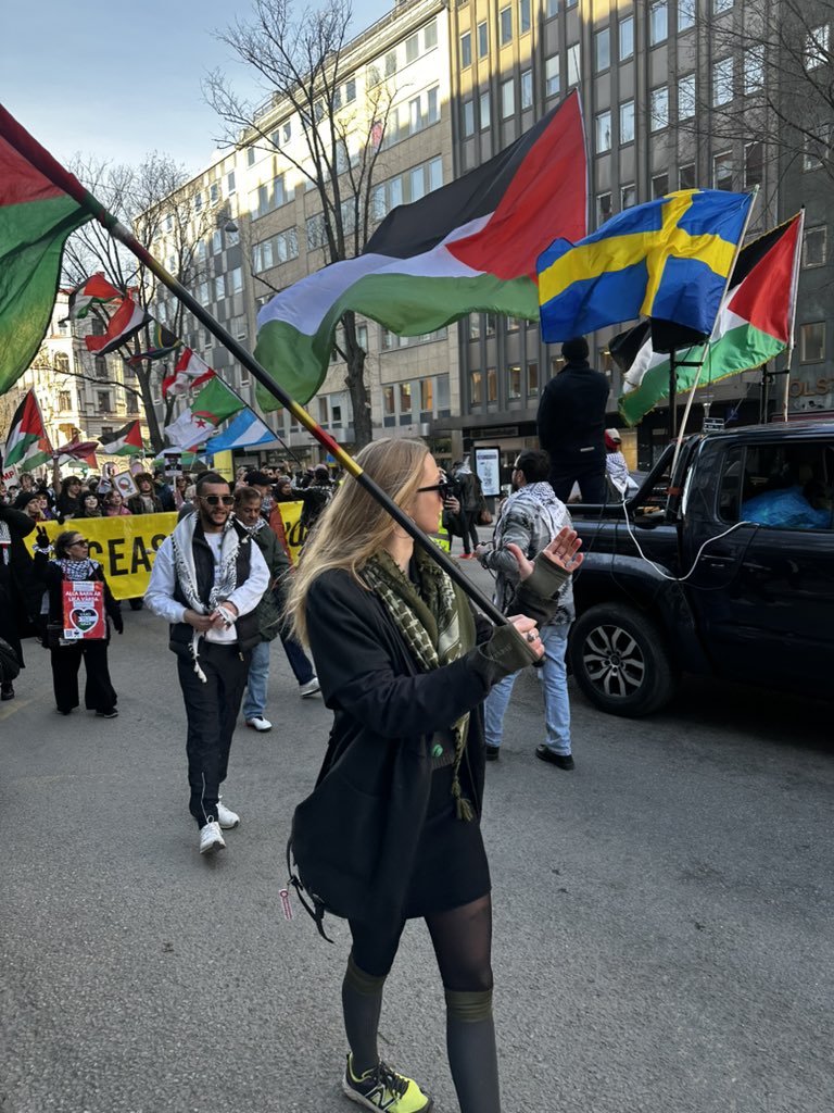 Geçtiğimiz hafta bugün,  Stockholm’de Filistin yürüyüşüne denk geldim. Dünya artık özgür bir şekilde savaşın durmasını istiyor ve haykırıyor. Bu sese kulak verelim. #palestine #stockholm #sweden #JHOPE #moqeel #justiciapararudy #freedom