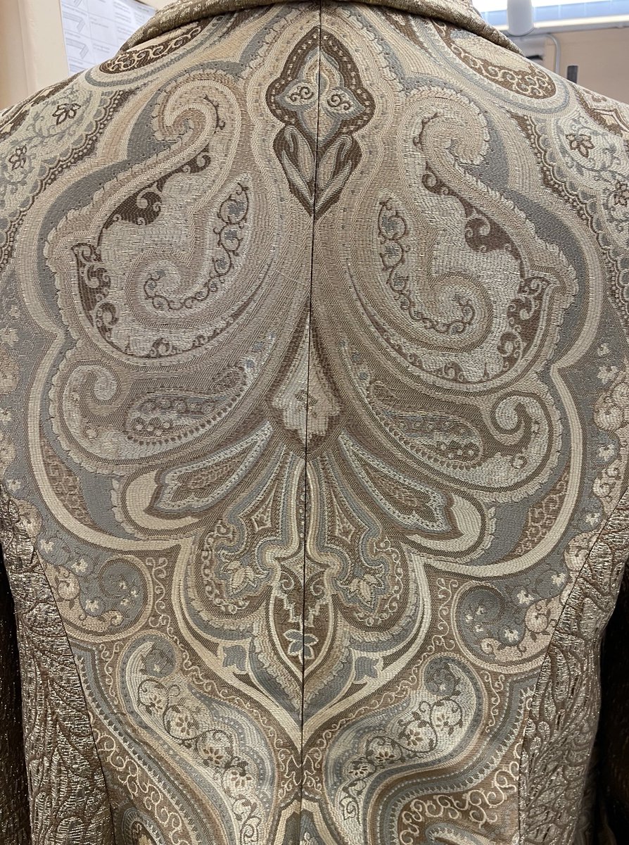 thespianoge's tweet image. Work is eating me alive right now, but I wanted to show you some pattern matching I engineered whilst using nearly every square inch of a barely-enough-fabric piece!