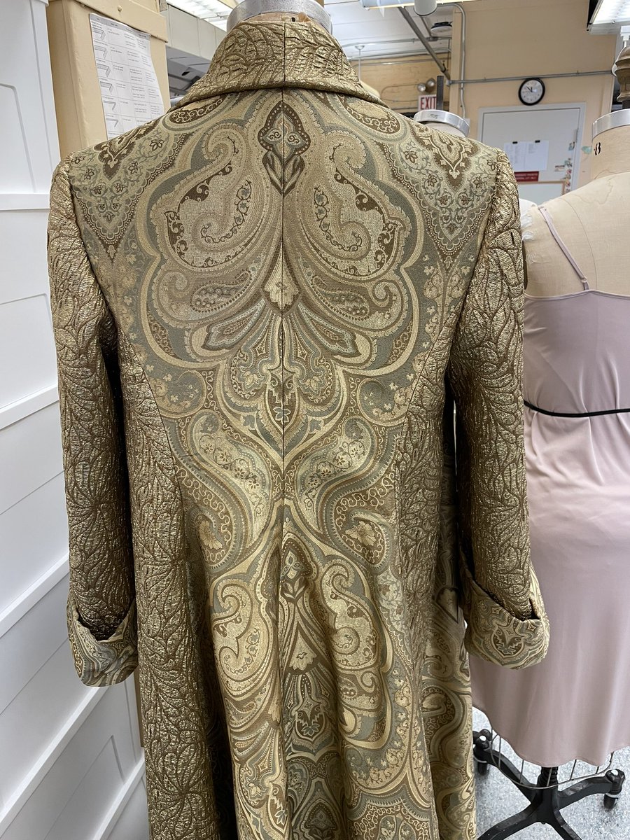 thespianoge's tweet image. Work is eating me alive right now, but I wanted to show you some pattern matching I engineered whilst using nearly every square inch of a barely-enough-fabric piece!