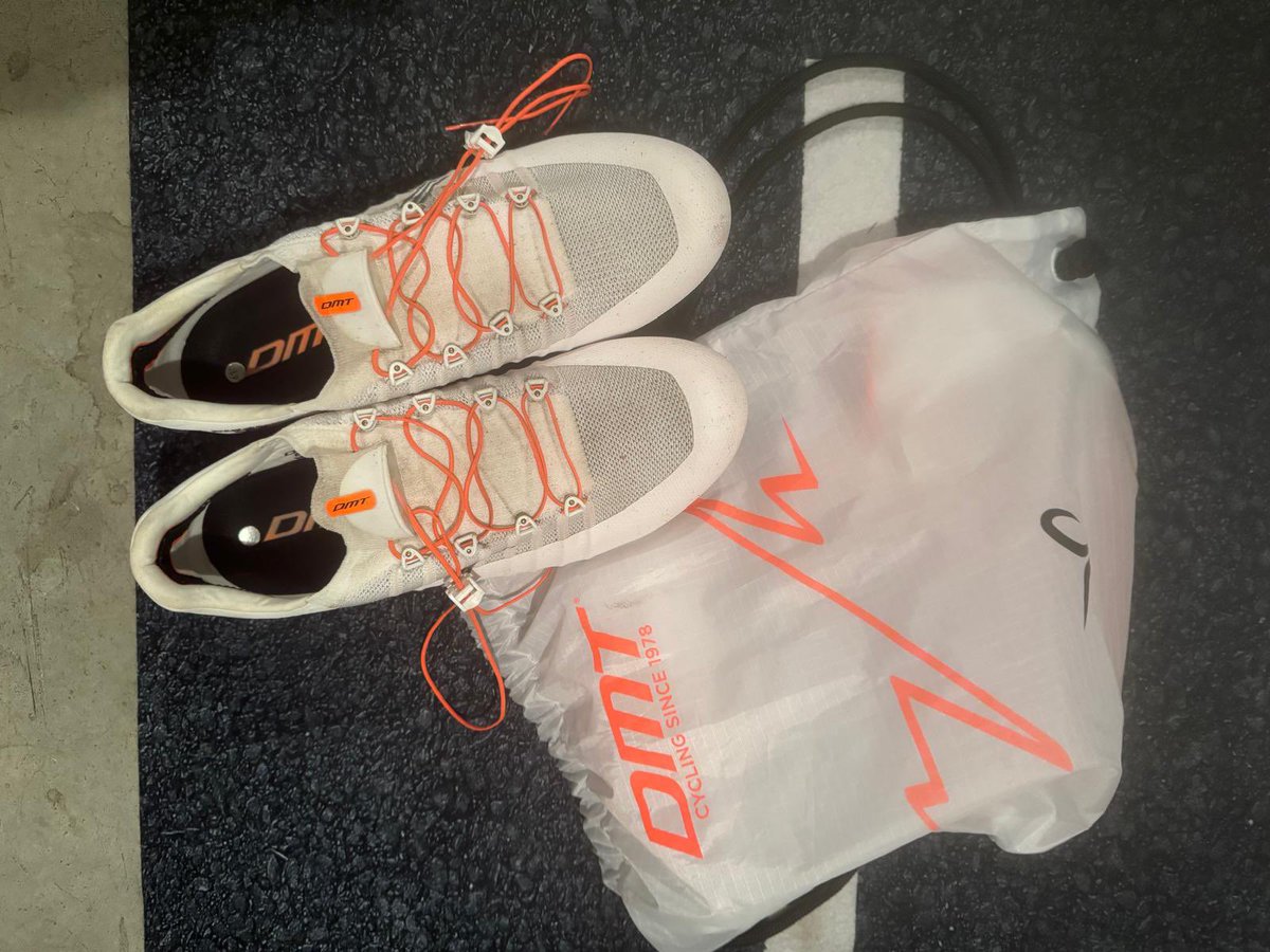 mauro_scovenna's tweet image. Spingiiiiii 🤣💪🚲
Con questa giornata di pioggia si #rulla 
#Dmtcycling #Pogis 
#MCipollini #TheOne