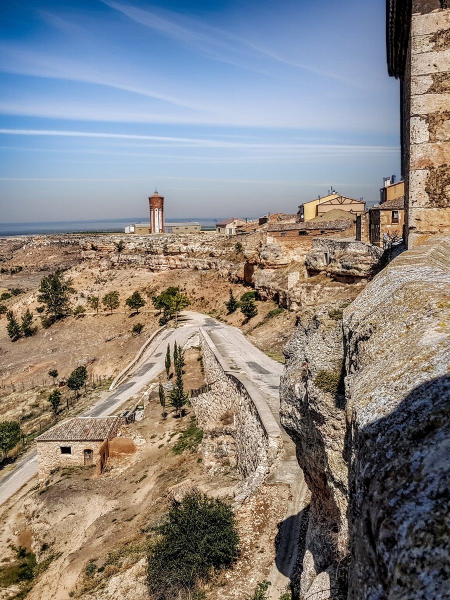 Soriaestademoda's tweet photo. ¡Pueblos que te sorprenden el la zona ribereña!
#Atauta no solo destaca por sus bodegas, si no que su emplazamiento le hace tener unas vistas muy atractivas.
#soria #soriaestademoda #castillayleon #atauta https://t.co/YdeZDwnOW0