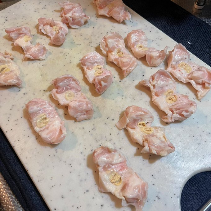 今日のオカズ😘
初めてぼんちゃん頂きます😆💖
「ぼんじりの塩焼き」
昔焼鳥屋で喰った事あるかもしれんけど料理は初めてやわ
・油壷の下処理がなかなか手間取る💦
・凄い油
これは酒🍶のおつまみに最高では⁉️
ごちそうさま😋
https://t.co/tkVDuVvGGC 