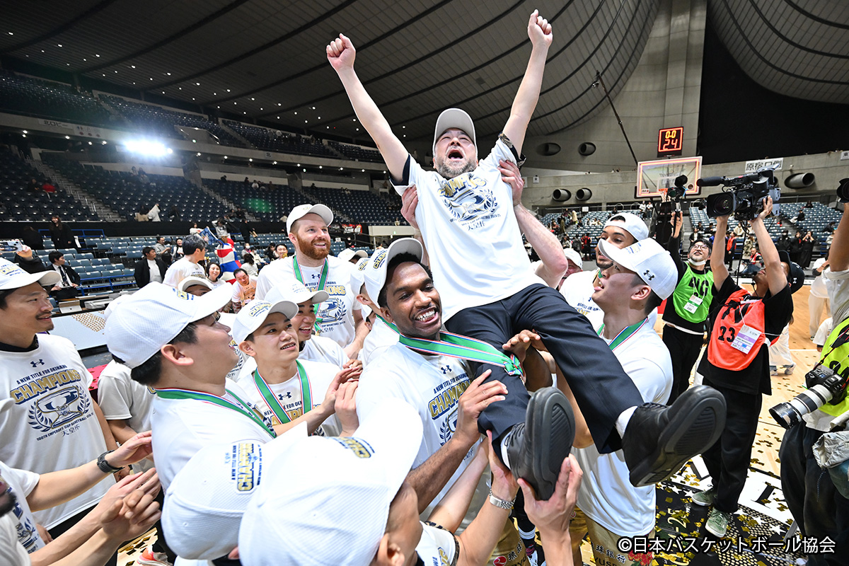 JAPANBASKETBALL's tweet photo. 🏆第100回 #天皇杯 ファイナル
琉球ゴールデンキングス 60-49 アルバルク東京

3度目の正直で雪辱を果たした琉球ゴールデンキングスが100回記念大会チャンピオン
🎤優勝会見コメント・MVP・ベスト5は下記をご覧ください
https://t.co/Xo0zYMn5UK

🎥会見YouTube
https://t.co/XWDB3AOfcc

📝 次年度以降の「天皇杯・皇后杯」大会レギュレーションの改編に関して 
https://t.co/yye5rbfC89

👀見逃し配信
📺NHKプラス
📡バスケットLIVE
https://t.co/qVYPtZIbME

#バスケ #バスケで日本を元気に