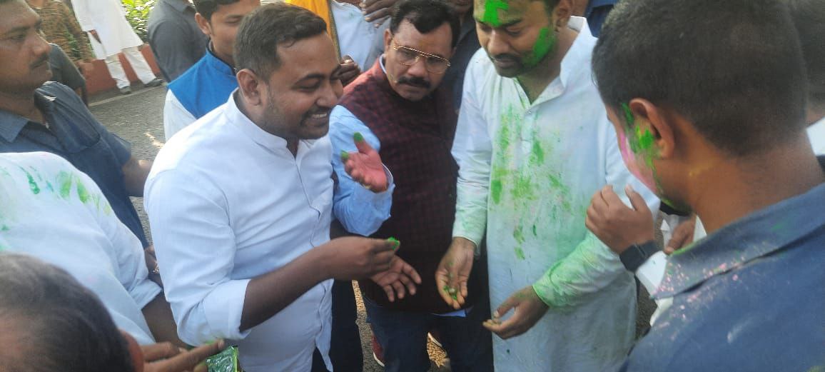 TheSunandSarkar's tweet photo. आज वर्तमान CM के सुपुत्र निशांत भैया के साथ होली खेलते गर्दनीबाग के सत्याग्रही ।BPSC re exam मुदा से उनको अवगत कराया गया।
#BPSCReExamForAll
#BPSC70thScam
#SaveBPSC_PatnaHC https://t.co/0O54YRerhO