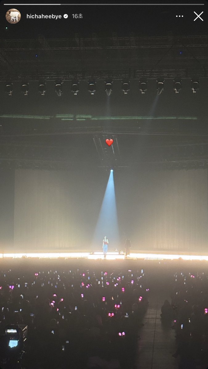 jennchanels's tweet photo. Hoyeon and Chaehee both attending Jennie’s concert 😭😭😭 The bestfriends are back. The world is healing 😭😭😭😭 https://t.co/mjvRZz1f7I
