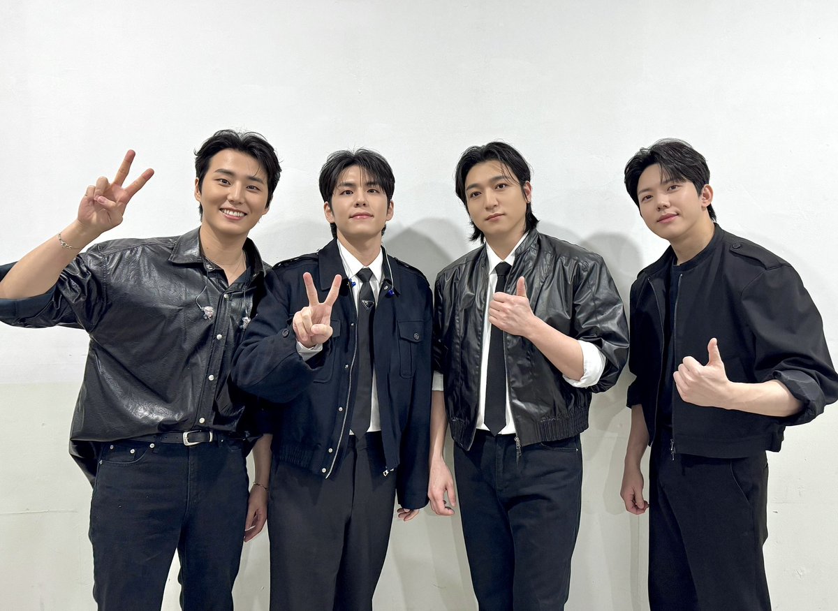 day6official's tweet photo. [ #DAY6_BEHIND ]

데식이는. . 이 시대 최고의 락스타들이야 🤘🎸
도파민 터진 𝔽𝕆ℝ𝔼𝕍𝔼ℝ 𝕐𝕆𝕌ℕ𝔾 광주 첫 콘!

#DAY6 #데이식스
#DAY6_3RD_WORLDTOUR
#FOREVER_YOUNG
#Band_Aid
#녹아내려요 https://t.co/AV5gjQpYml