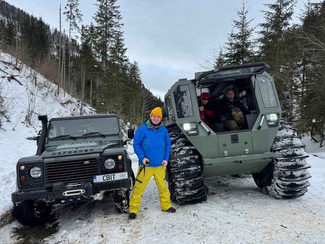 Дмитро Комаров: "Гори — моє місце сили".
Також Дмитро Комаров — руйнує гори джипінґом.
Дмитро Комаров — мразота.
Не будьте як він.