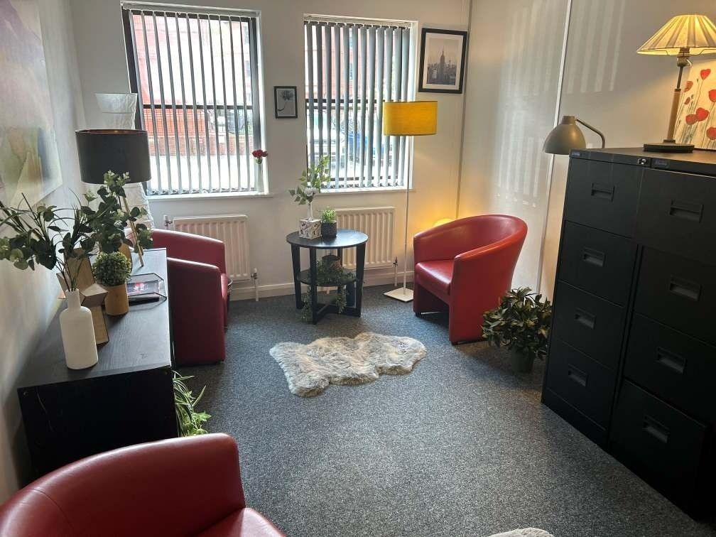 TalkToOpenDoor's tweet photo. Reminder that our Birmingham-based rooms are available to book! These spaces are ideal for counselling, being
📍accessibly located
🛋appropriate for all ages &amp; styles of counselling
☀️agreeably furnished with lovely natural light! Find out more at https://t.co/r3QZfV7oBy https://t.co/GM3x2ULJI9