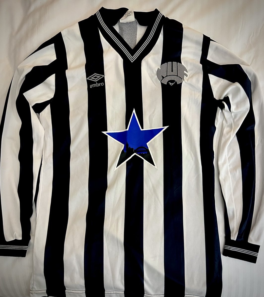 Shirt of choice for the al dayer in that London today. <a href="/DavidMccreery/">David Mccreery</a> match worn. First shirt I had as a kid - short sleeved with the badge coming away. 
HWTL 🖤🤍
#NUFC