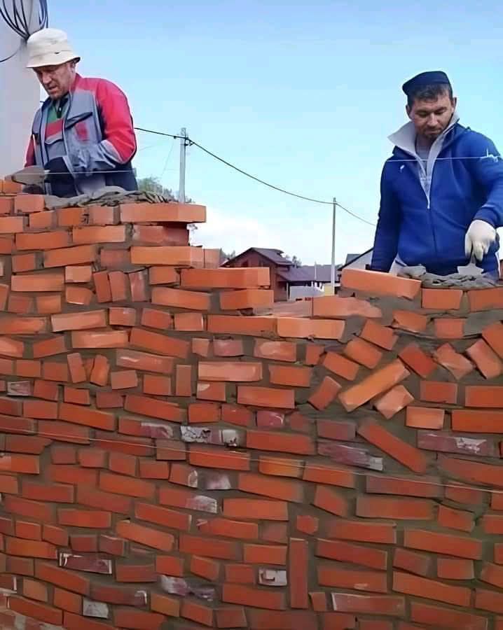 جب مستری پڑوسی اور جان پہچان والا ہو اور کہہ دے کہ آپ بےفکر رہیں کام دنیا دیکھے گی۔😏😄