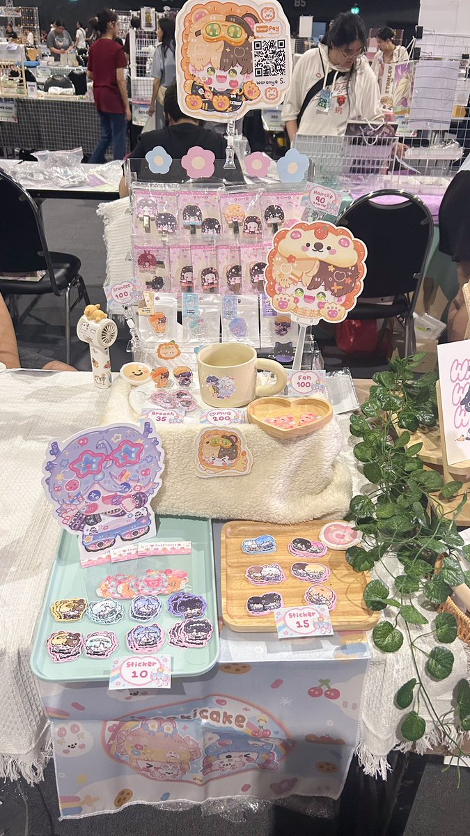 จัดบูธพร้อมสำหรับพรุ่งนี้แล้วค่ะ #CQ8 🤍🐻‍❄️

เจอกัน B51-52 น้าทุกคน รอเจอแย้ว ( ᐕ)੭♡