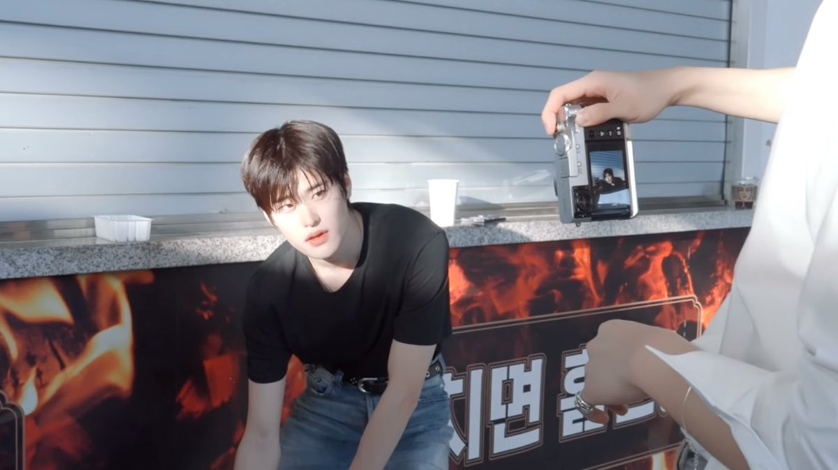 Ioooxton's tweet photo. 크하하ㅏㅏ 이사진찍은사람이보내줫어요😁😁 잘먹을게앤톤아🤭 https://t.co/TAevACuvdG
