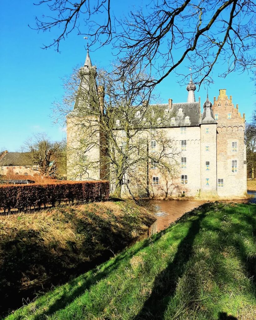 palblog's tweet photo. Nederland: Wandeling bij kasteel Doorwerth, Veluwezoom, Gelderland https://t.co/hNIeSfwFrw #castlesofeurope #castlesoftheworld #doorwerth #dutchcastles #europesekastelen #gelderland https://t.co/mORun5Psau
