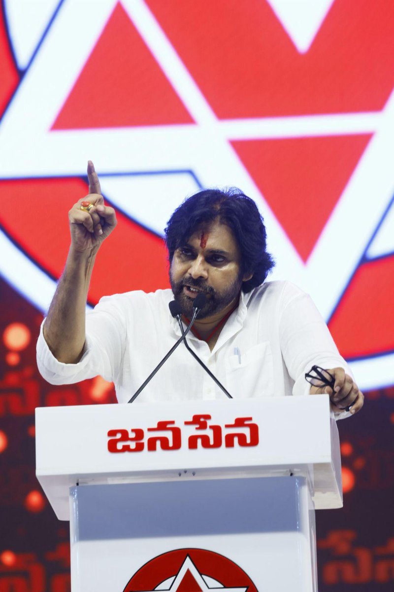 Anjaneyulu_JSP's tweet photo. @PawanKalyan తెలంగాణ కవుల గురుంచి , ప్రాంతం గురుంచి మాట్లాడితే  ప్రాబ్లం,సనాతన ధర్మం గురించి మాట్లాడితే ప్రాబ్లం ,��న పార్టి విజయం గురుంచి మాట్లాడిన ప్రాబ్లమే, హిందీ భాష గురించి మాట్లాడిన ప్రాబ్లమే ఎవడు ఎంత మొరిగిన వెనకడుగు వేసే వ్యక్తి కాదు ఆయన ఒక శక్తి 🔥
#JanaSenaJayaKethanam https://t.co/aL1tgXq29b