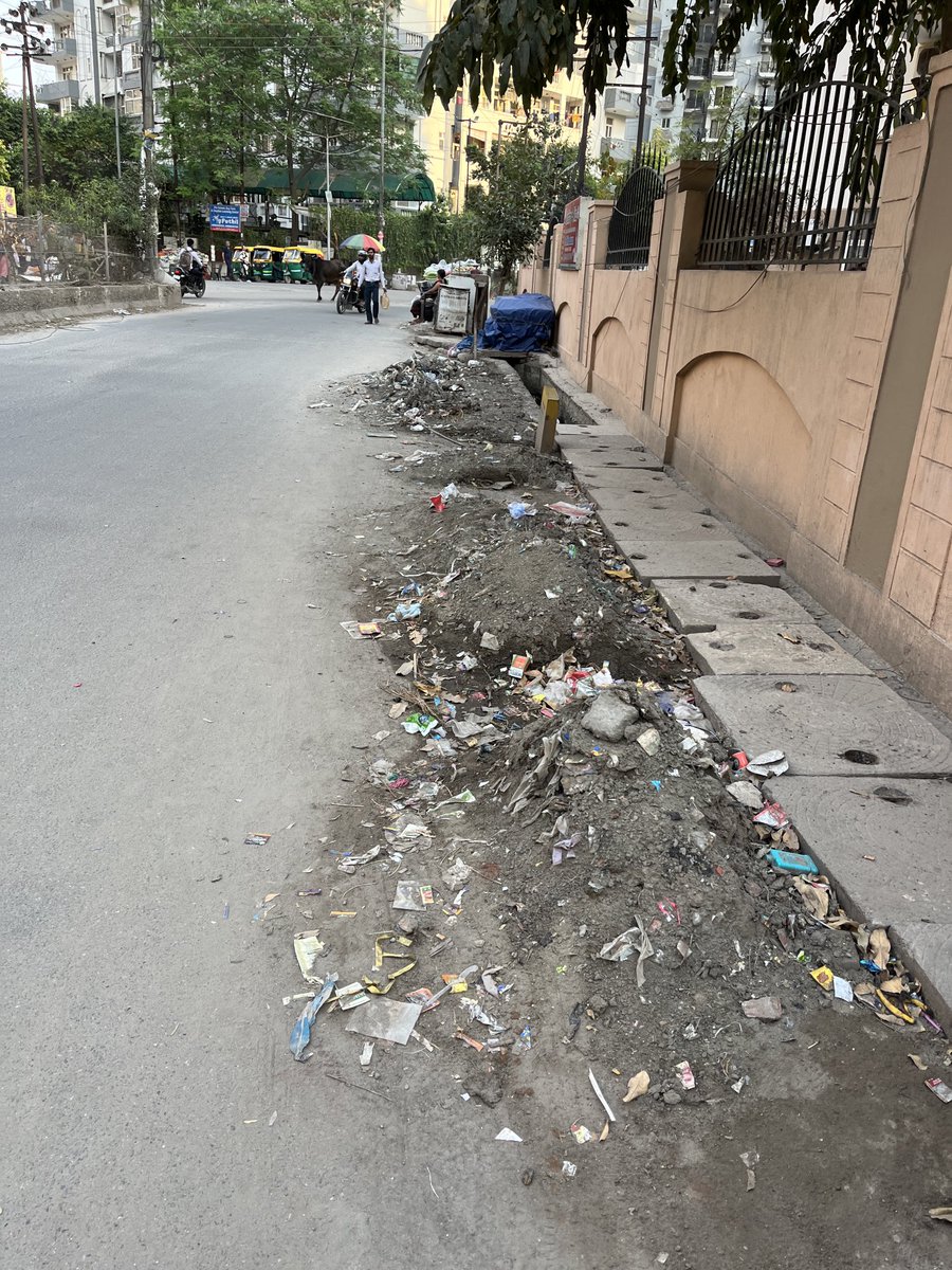 Findindian's tweet photo. ⁦@AMRUTCityGzb⁩ ⁦@AnilTomarBjp⁩ from last 1 month it is on road and no action from nagarNigam. Parshad must visit the place as not far from his residence.
Location - ahinsa khand2, indirapuram, Gzb ⁦@FedAoAIndrapurm⁩ ⁦@CMOfficeUP⁩ ⁦@jansunwai_up⁩ https://t.co/dGW4Or4BFa