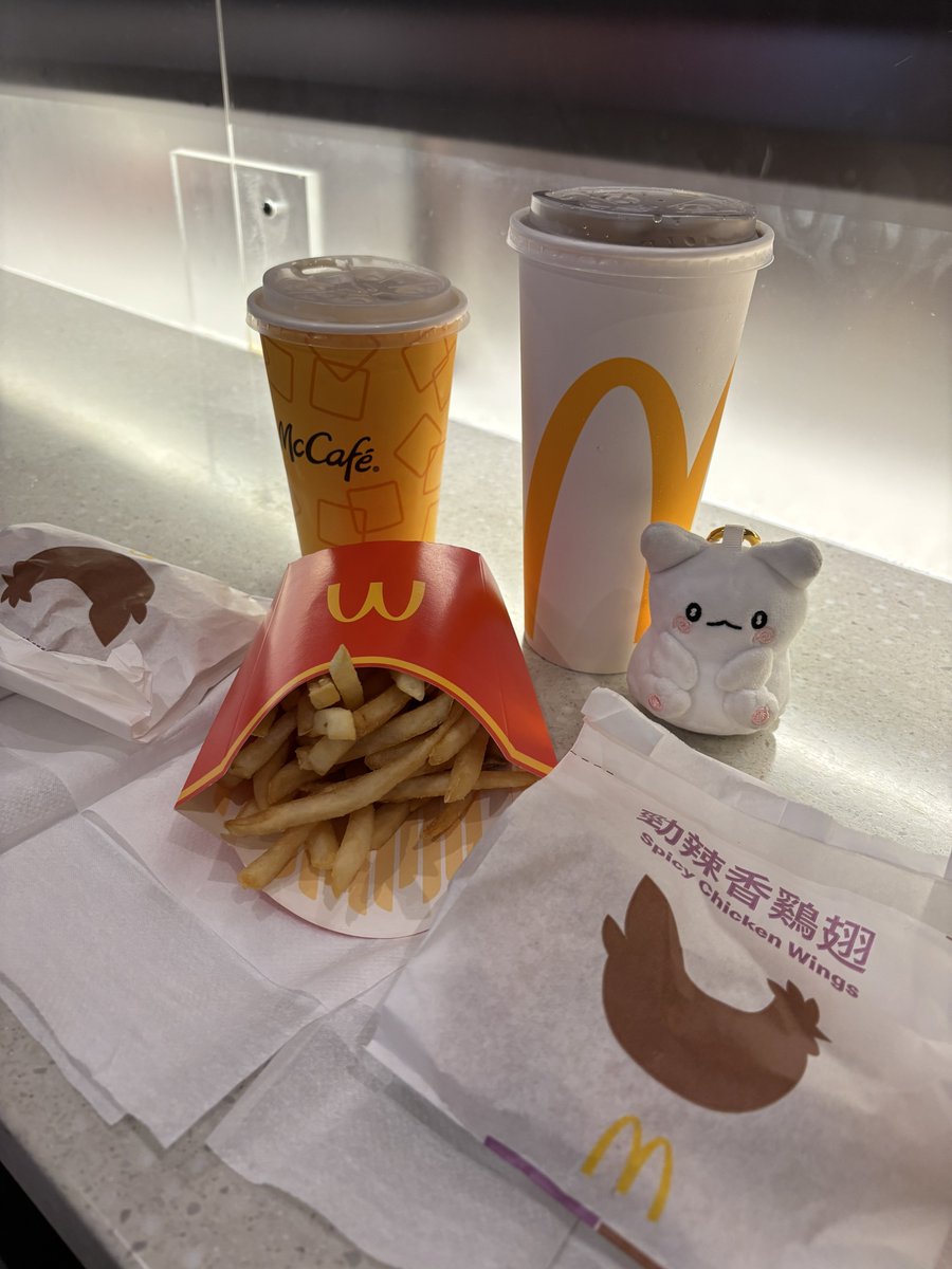 K_tn_S's tweet photo. 台湾のマクド
台湾のスタバ
台湾のミスド
台湾の可爾必思𝑾𝒂𝒕𝒆𝒓と寶礦力水特 https://t.co/LksuP6Qxg9