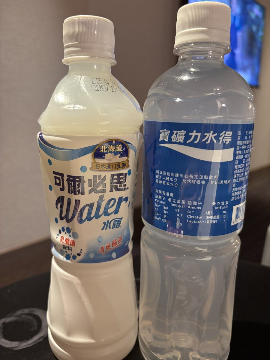 K_tn_S's tweet photo. 台湾のマクド
台湾のスタバ
台湾のミスド
台湾の可爾必思𝑾𝒂𝒕𝒆𝒓と寶礦力水特 https://t.co/LksuP6Qxg9
