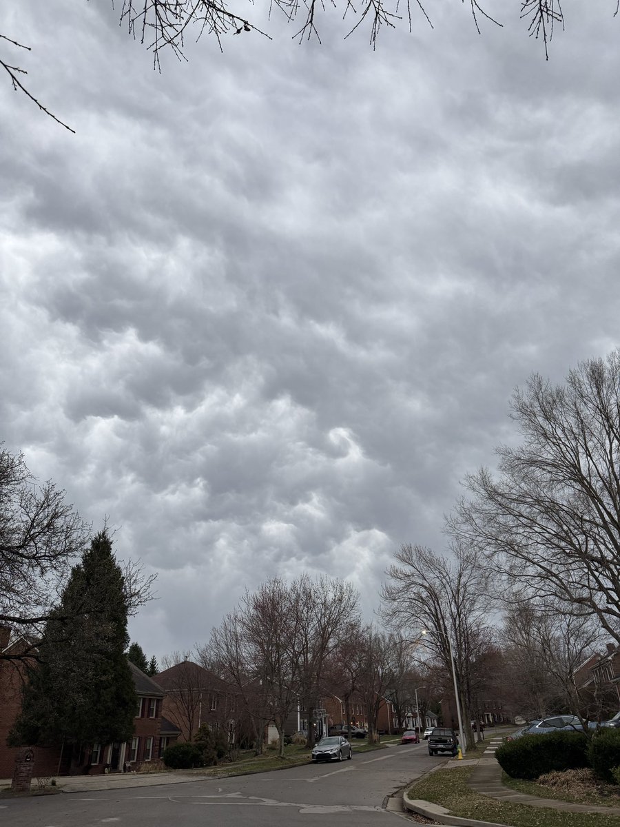 Caught a little comma shape in the clouds. Didn’t last long. Winds really starting to pick up in Lex. <a href="/Kentuckyweather/">Chris Bailey</a> <a href="/JimWKYT/">Jim Caldwell ⛈️</a> #kywx