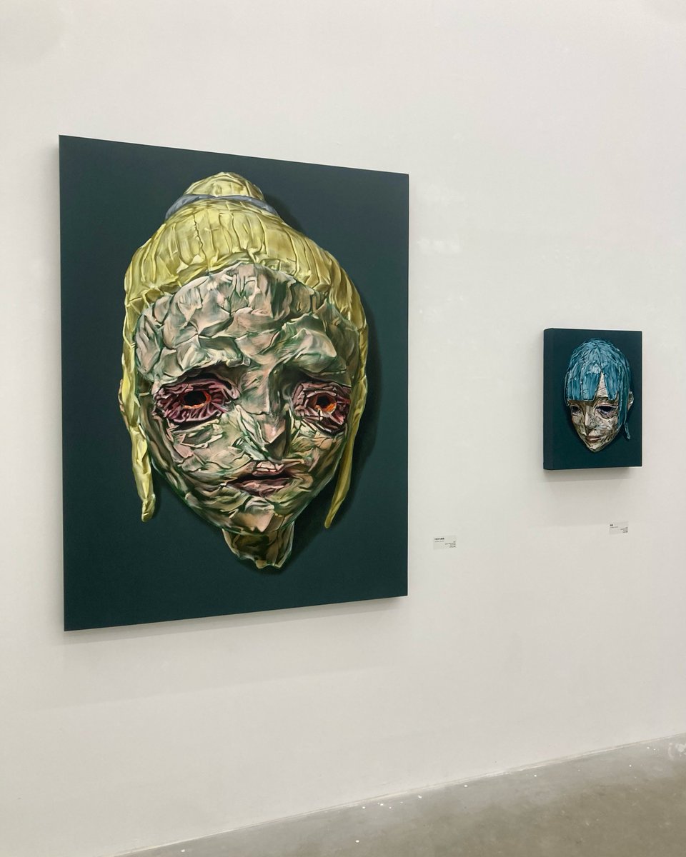 tagboatgallery's tweet photo. 【3人展「PLAY GROUND」開催中】
生き物の幼生や植物の新芽をモチーフとし、未熟で曖昧なかたちを描きながら、ぼんやりと浮かぶ景色を画面に広げていく岡村一輝。
生活の中で「面白い」と感じた現象を、キャラクターを媒介にして表現し、キャンバスからはみ出すようなユニークな作品制作を続けるももえ。
自ら彫刻した「子供の頃の自己像」を絵画に起こすプロセスを軸に、誰もが抱える不安定さや孤独を描き出すリッチマン・フィニアン。
新作多数、会場ではグッズ販売もございます☀️
みなさまどうぞお越しくださいませ。
---
「PLAY GROUND」岡村一輝、ももえ、リッチマン・フィニアン
2025年3月14日(金) ~ 4月5日(土)
営業時間:11:00-19:00 休廊:日月祝
入場無料・予約不要
会場:tagboat
▽展覧会サイト
https://t.co/DV2E9X8JOj
