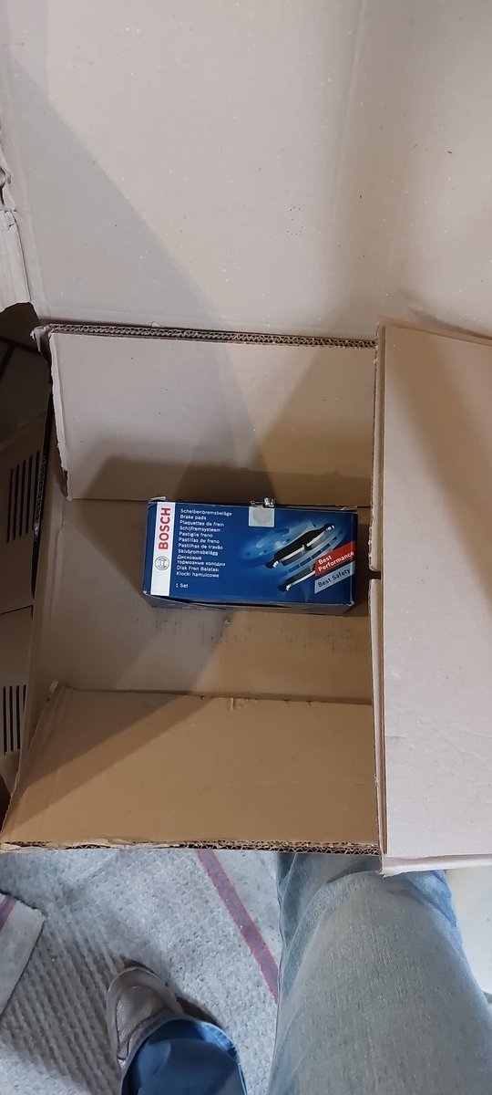 Bonjour <a href="/oscaro/">Oscaro</a>, j'ai commandé des plaquettes et des disques de frein sur votre site. Je reçois le colis, je l'ouvre et surprise... j'ai que les plaquettes. Payer pour recevoir la moitié du colis, ça pique un peu quand même. 
Sauriez-vous où sont passées les plaquettes ? 😨