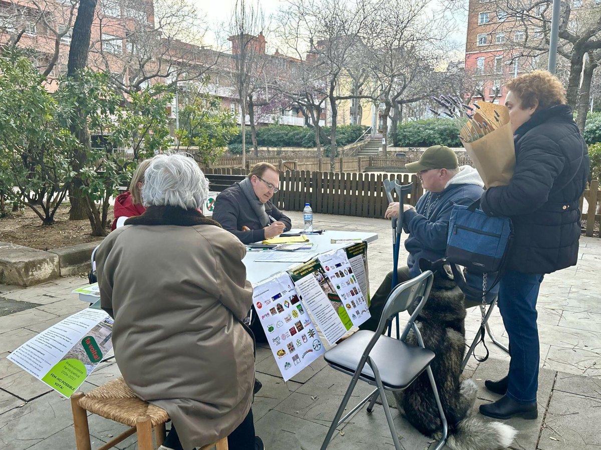 sants3radio's tweet photo. Quines són les 85 propostes que s'han presentat a Sants-Montjuïc per als #Pressupostos #Participatius?🗳️
Al #SantsMontjuïcAlDia en @PauGatell entrevista entitats dels diferents barris que presenten projectes.

🎧Audio👉https://t.co/78c5Ajg4Dk
📰Notícia📸👉https://t.co/tsNLoBxUxF https://t.co/6Ng8Ps3pp8