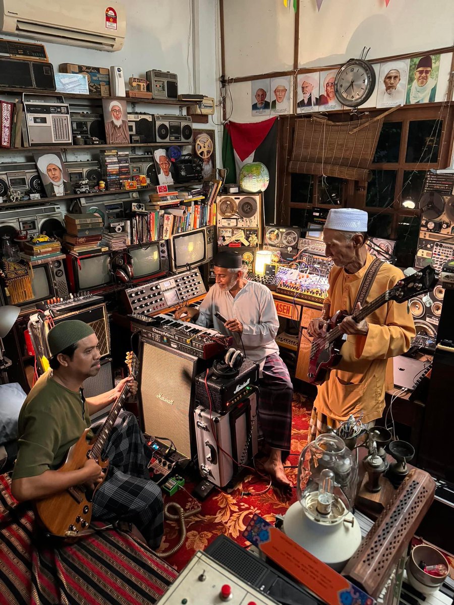 Orang dulu-dulu ilmunya sedikit, tapi dipegang sehingga menjadi cahaya dalam hatinya. Orang sekarang ilmunya banyak, namun menjadi kegelapan dalam hatinya.