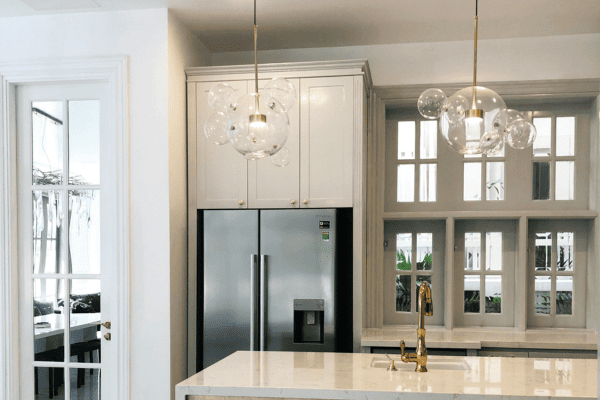 #Pendantlights elevate kitchen islands. Did you know 80% of designers recommend them for style and functionality? Discover the best styles and placement tips.

iuemag.com/inspi-news/ins…

#InteriorDesign #KitchenDecor #Lighting #HomeImprovement #iU