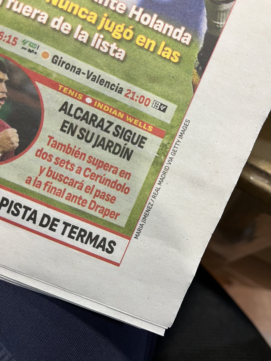 majimoj's tweet photo. Este finde he vuelto al pueblo, a mi casa. Aquí crecí entre revistas y periódicos, pues mi familia es dueña de una librería. 
Esta mañana, como hacía todos los días de mi vida hace años, me he asomado a ver a mi madre y he visto una foto que me sonaba. ¡Y qué felicidad! https://t.co/RIfuiSeQmd