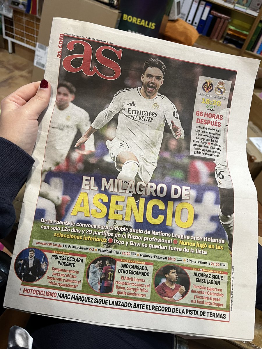 majimoj's tweet photo. Este finde he vuelto al pueblo, a mi casa. Aquí crecí entre revistas y periódicos, pues mi familia es dueña de una librería. 
Esta mañana, como hacía todos los días de mi vida hace años, me he asomado a ver a mi madre y he visto una foto que me sonaba. ¡Y qué felicidad! https://t.co/RIfuiSeQmd