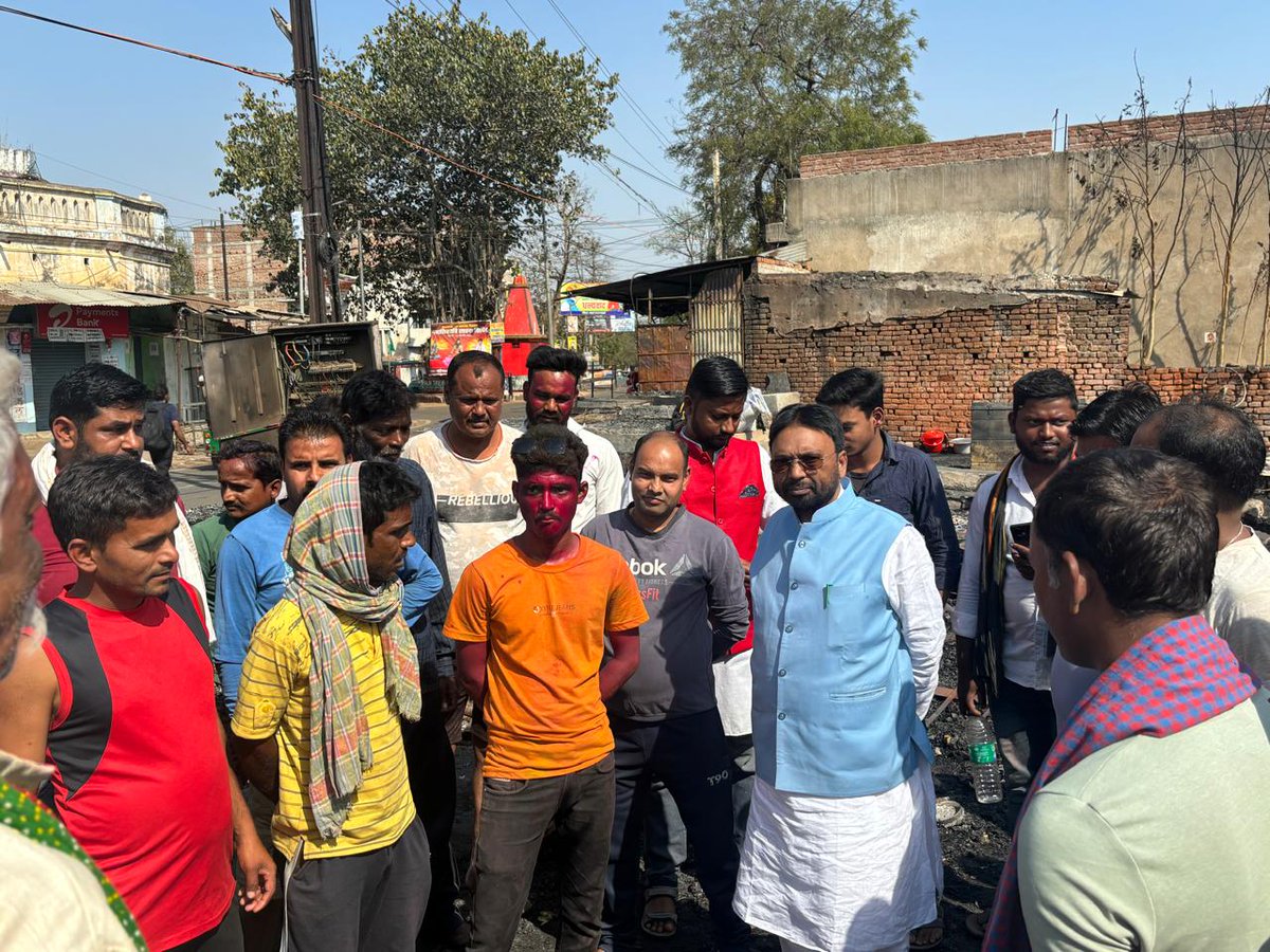 Sureshpaswa1965's tweet image. जसीडीह चकाई मोड़ बस स्टैंड के पास लगी भीषण आग में 15 से ज्यादा दुकानें जलकर राख हो गईं। घटना के बाद मैंने मौके पर पहुंचकर स्थिति का जायजा लिया और पीड़ितों को हर संभव मदद का आश्वासन दिया।

ईश्वर सभी प्रभावित लोगों को हिम्मत दें।

#JasidihFire #Deoghar #SupportForVictims #StaySafe