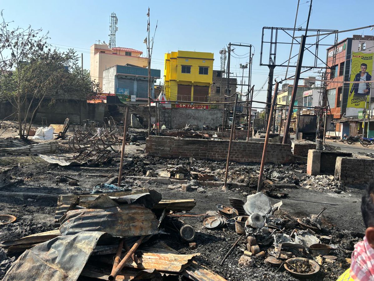 Sureshpaswa1965's tweet image. जसीडीह चकाई मोड़ बस स्टैंड के पास लगी भीषण आग में 15 से ज्यादा दुकानें जलकर राख हो गईं। घटना के बाद मैंने मौके पर पहुंचकर स्थिति का जायजा लिया और पीड़ितों को हर संभव मदद का आश्वासन दिया।

ईश्वर सभी प्रभावित लोगों को हिम्मत दें।

#JasidihFire #Deoghar #SupportForVictims #StaySafe