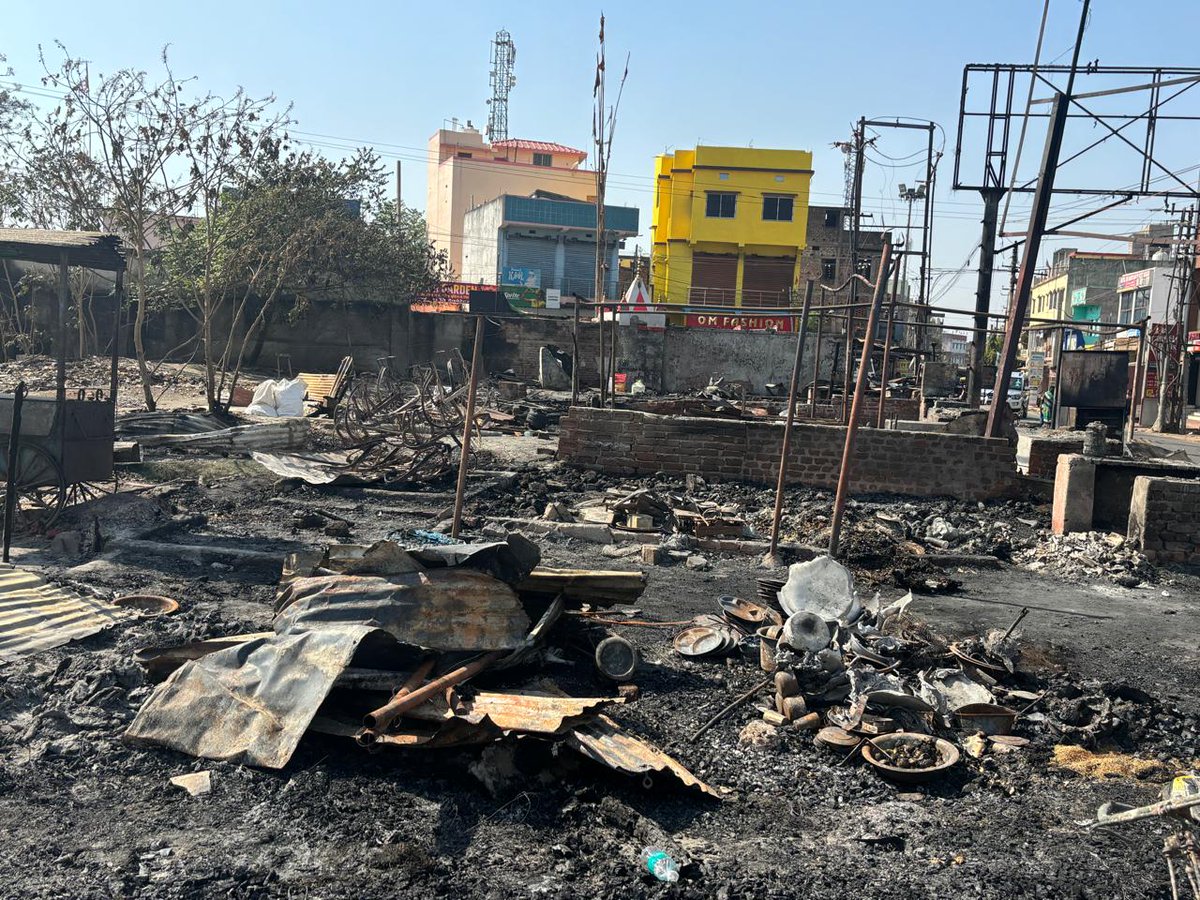 Sureshpaswa1965's tweet image. जसीडीह चकाई मोड़ बस स्टैंड के पास लगी भीषण आग में 15 से ज्यादा दुकानें जलकर राख हो गईं। घटना के बाद मैंने मौके पर पहुंचकर स्थिति का जायजा लिया और पीड़ितों को हर संभव मदद का आश्वासन दिया।

ईश्वर सभी प्रभावित लोगों को हिम्मत दें।

#JasidihFire #Deoghar #SupportForVictims #StaySafe