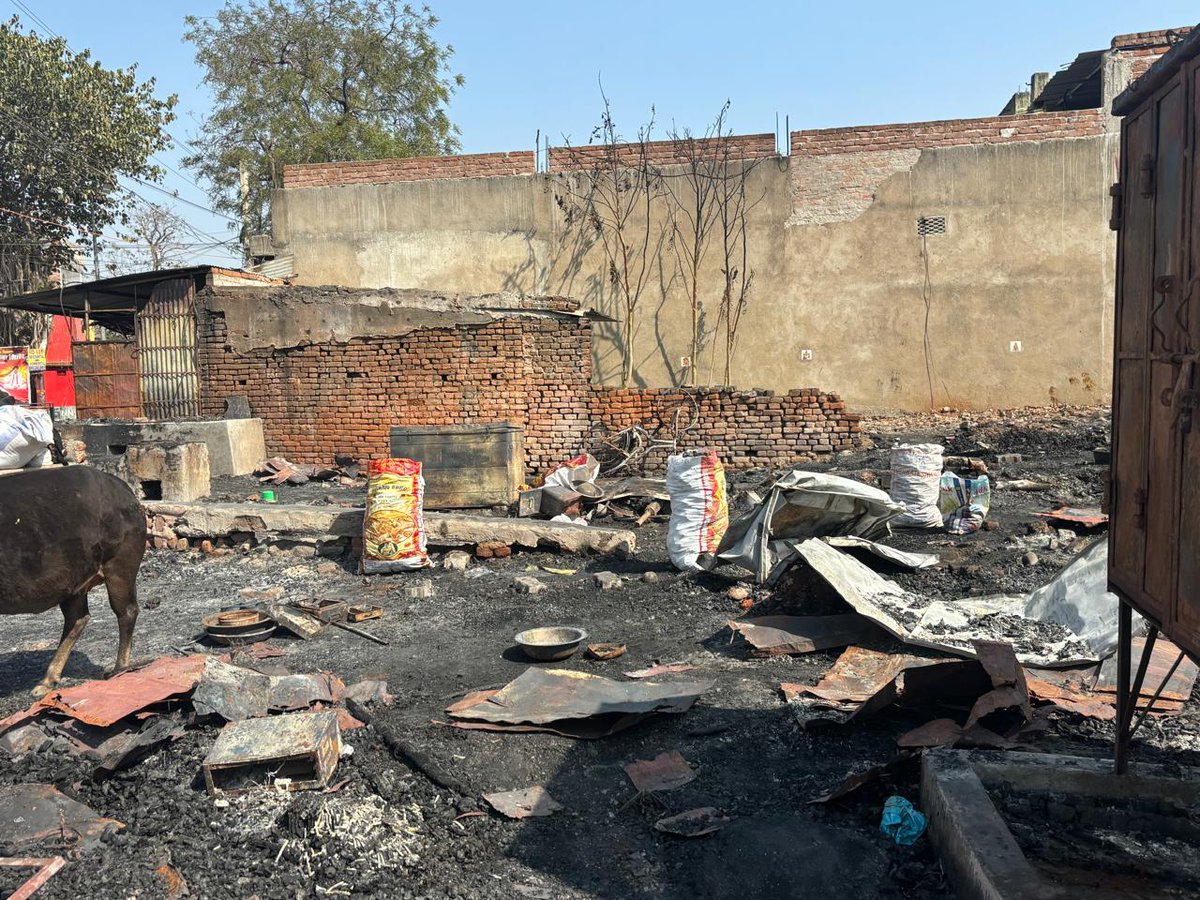 Sureshpaswa1965's tweet image. जसीडीह चकाई मोड़ बस स्टैंड के पास लगी भीषण आग में 15 से ज्यादा दुकानें जलकर राख हो गईं। घटना के बाद मैंने मौके पर पहुंचकर स्थिति का जायजा लिया और पीड़ितों को हर संभव मदद का आश्वासन दिया।

ईश्वर सभी प्रभावित लोगों को हिम्मत दें।

#JasidihFire #Deoghar #SupportForVictims #StaySafe