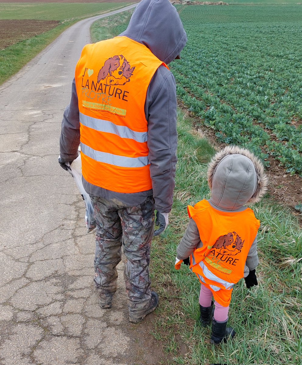 RVHunter57's tweet photo. Et voilà 👌
#JAimeLaNaturePropre avec les chasseurs 🥰
3h
6,5 km
A gauche, un demi sac ... sur les chemins ruraux de la commune☝️
A droite, les bords de routes départementales (une honte) 🤷♂️
#Chasse aux déchets
#Ecologie #Environnement #Biodiversité
#IlsSachentNousChassons https://t.co/M07DqPgkj2