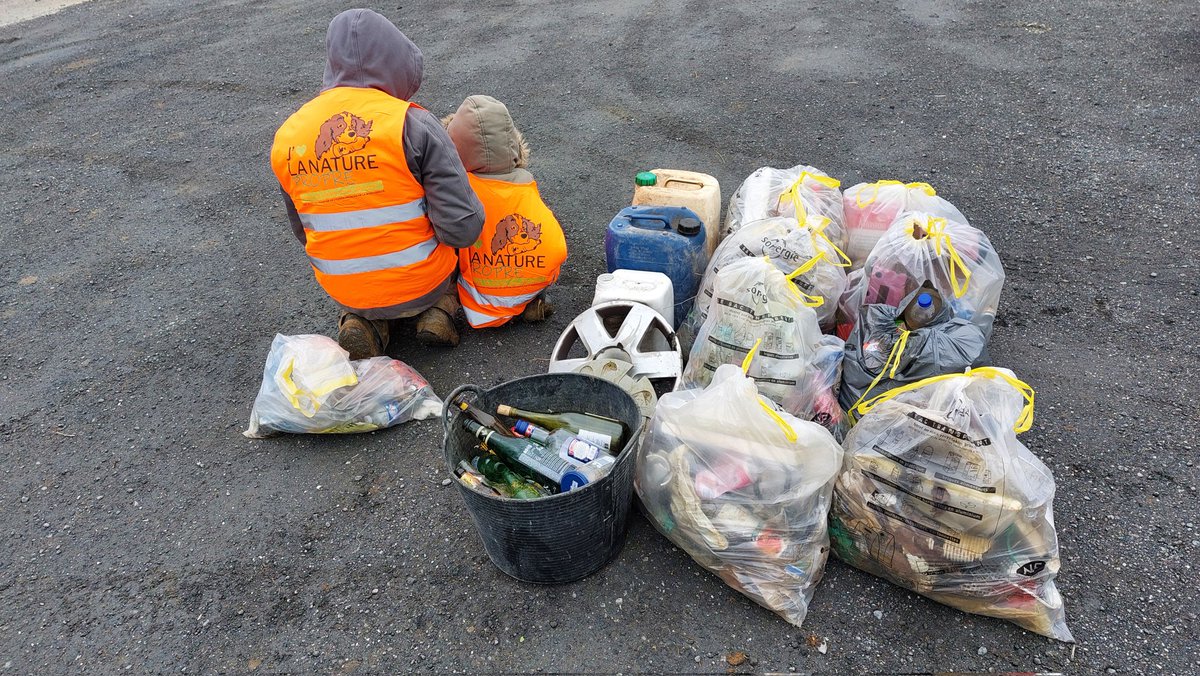 RVHunter57's tweet photo. Et voilà 👌
#JAimeLaNaturePropre avec les chasseurs 🥰
3h
6,5 km
A gauche, un demi sac ... sur les chemins ruraux de la commune☝️
A droite, les bords de routes départementales (une honte) 🤷♂️
#Chasse aux déchets
#Ecologie #Environnement #Biodiversité
#IlsSachentNousChassons https://t.co/M07DqPgkj2